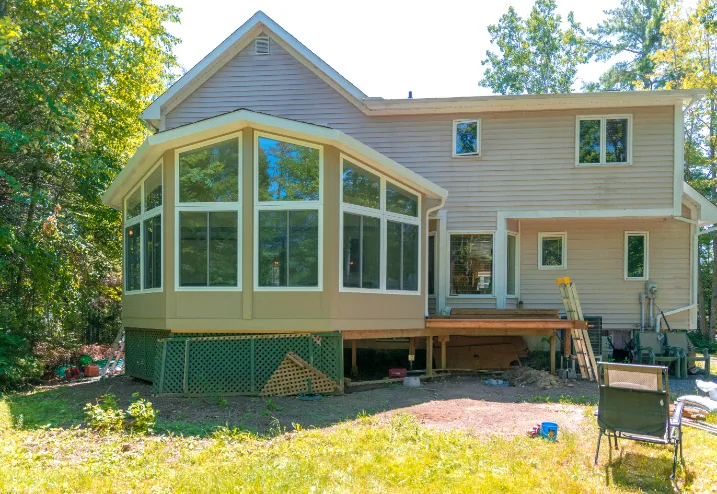 Vue extérieure d’un solarium 3 saisons dans un jardin lumineux